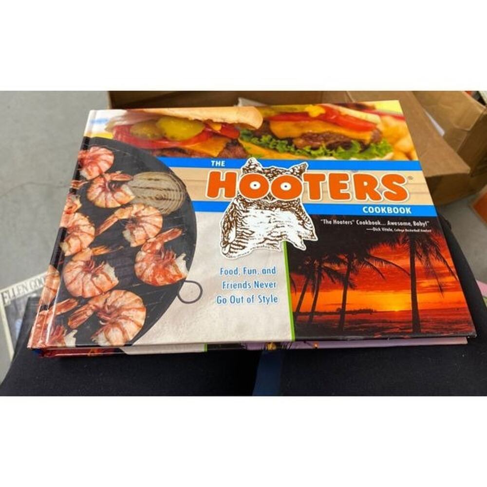 Hooters cookbook‎